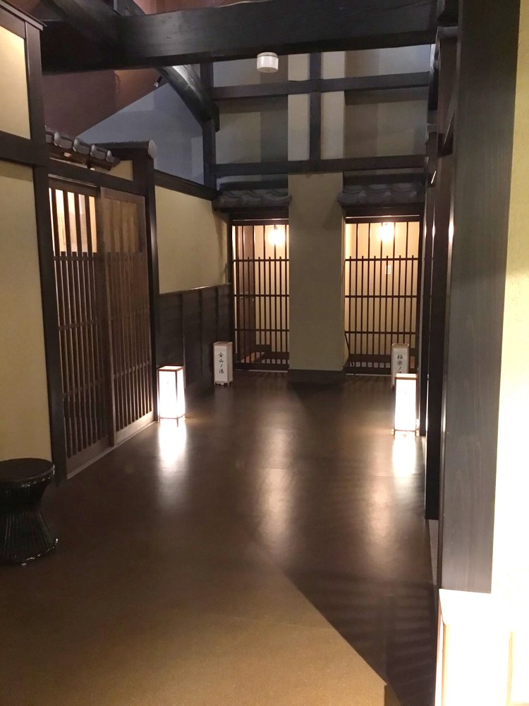 家族風呂の個室が並ぶ廊下の風景。落ち着いた雰囲気が高級旅館のよう。