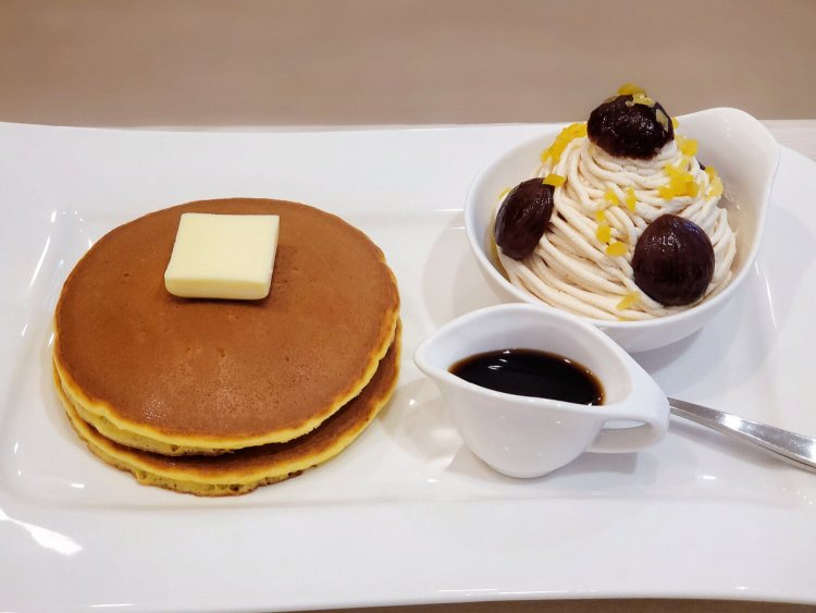 プレーンホットケーキ 638円。モンブランクリーム 638円。