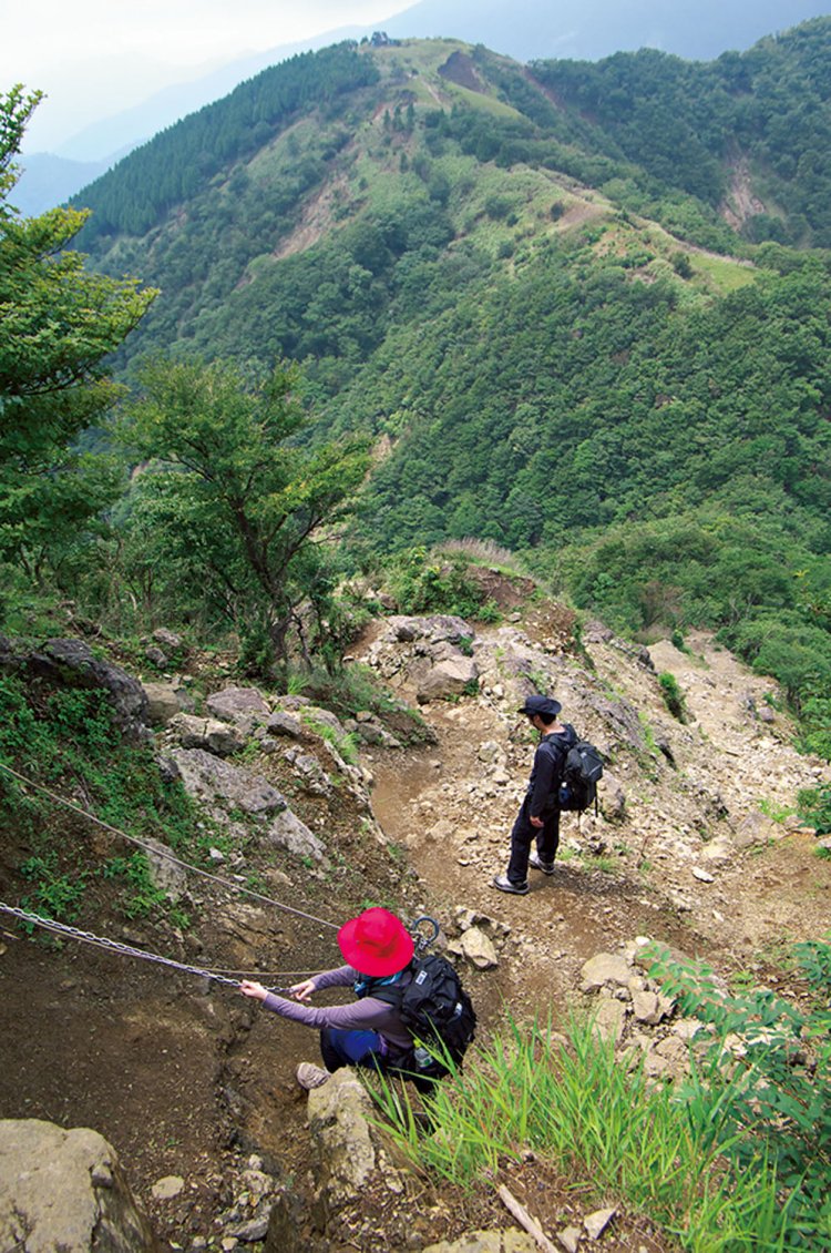 三ノ塔から烏尾山への大下りにはクサリ場があるが、危険ではない。