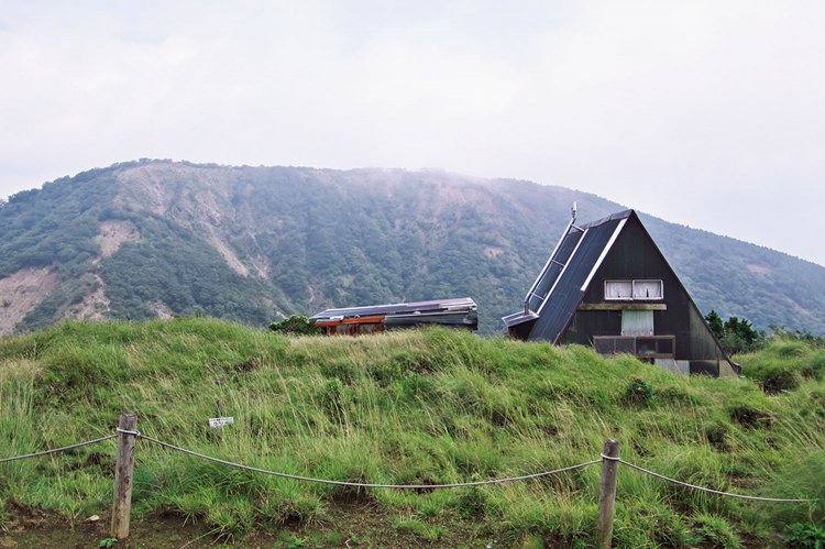 烏尾山の烏尾山荘の背後に三ノ塔が見える。烏尾山荘は週末だけの営業で素泊まりのみ。