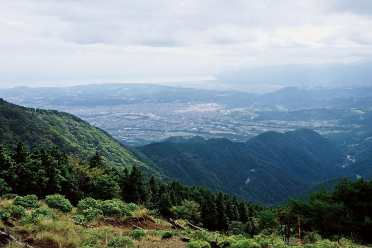 烏尾山から小田原方面の展望。天候は薄曇りだが相模湾が見える。