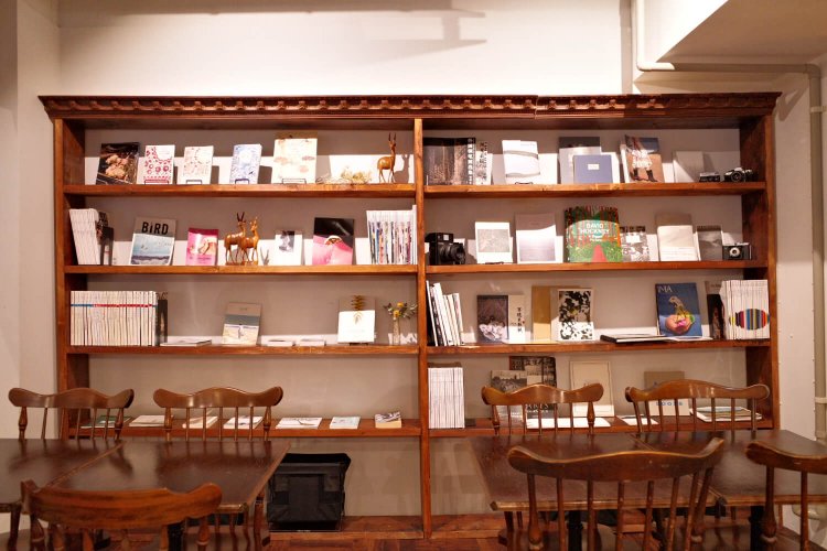 旅やアートの本、写真集、絵本……。好きな本を手に取ってゆっくりするお客さんも多いそう。