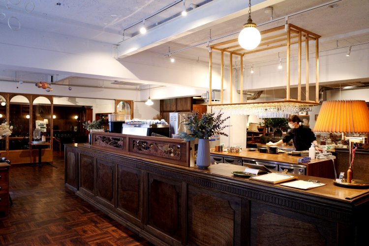 中央のカウンターでオーダーを。現金のみです。