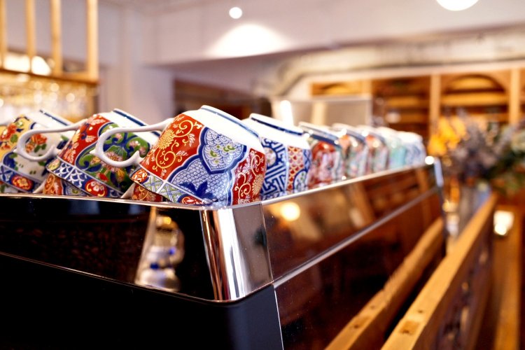 有田焼、伊万里焼やウィリアム・モリスのカップなどで提供してくれる。