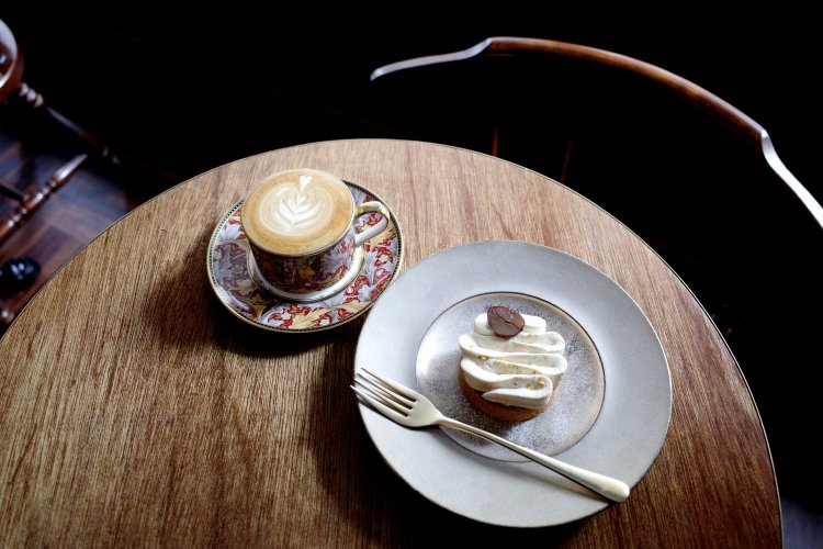 季節のタルト600円～。写真は栗のタルト。カフェラテ550円と一緒に。
