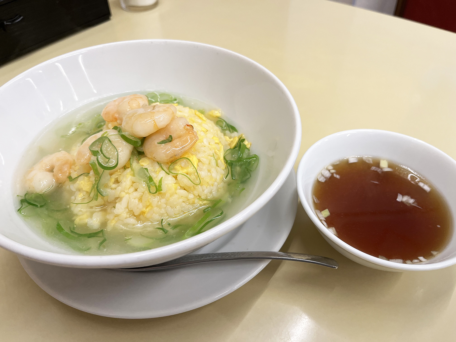 海老かけ炒飯780円。夜は830円。鶏ガラのしょうゆのスープがついてくる。