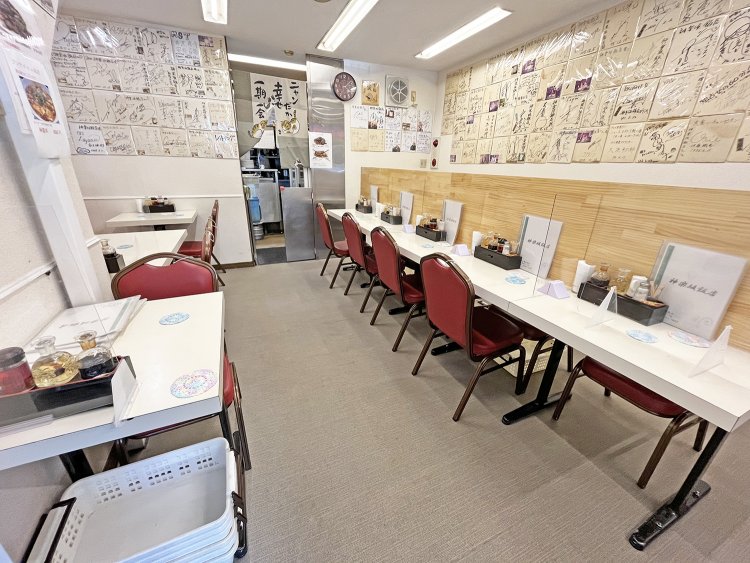 店内には有名人のサインが壁一面に張られている。一世風靡したタレントやアーティスト、スポーツ選手、名だたるフードファイターまで。この店の歴史と知名度がわかる。