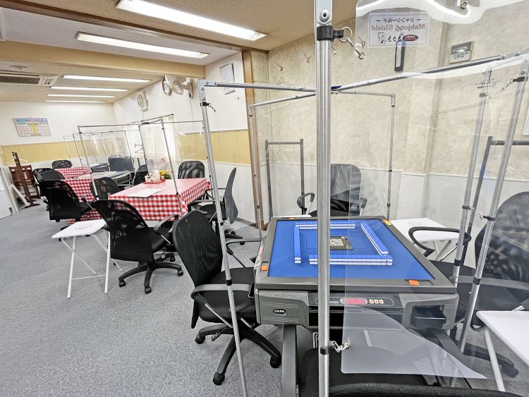 完全禁煙で7卓完備。お腹が減ったら『神楽坂飯店』の料理を注文できる。