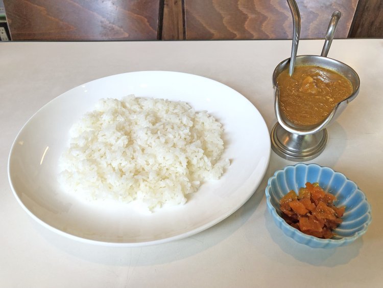 これが50年の伝統を誇る継ぎ足しカレー。商標も取得している。