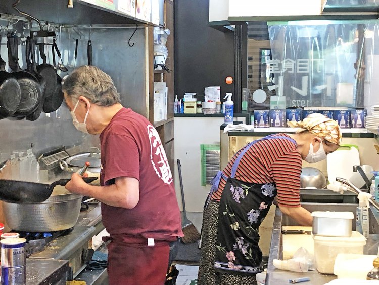 料理はご夫婦で協力して行われる。