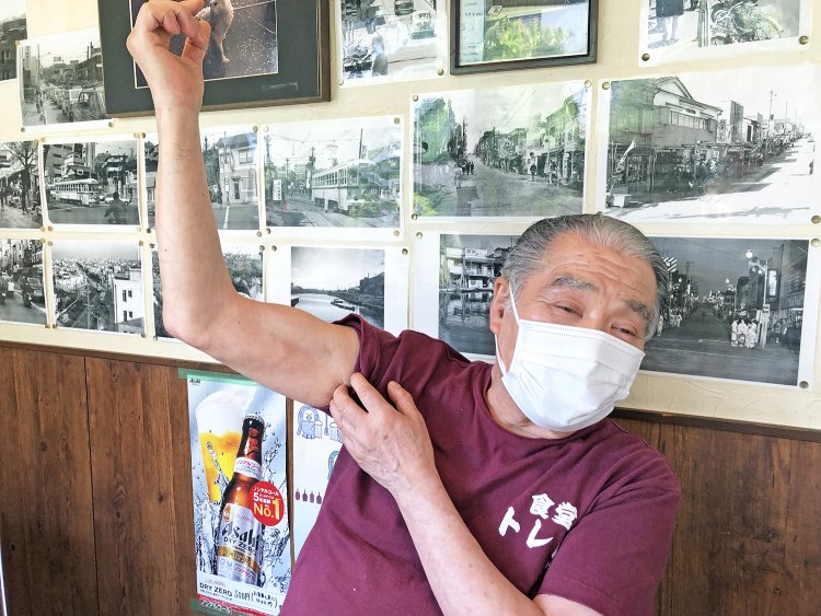 奥様へのマッサージで鍛えたという楯夫さんの力こぶ。