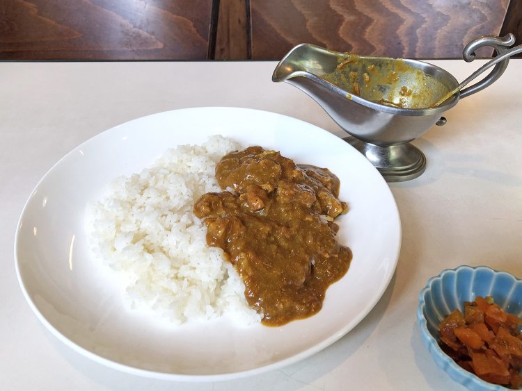 50年の伝統を誇る継ぎ足しカレー850円。商標も取得している。