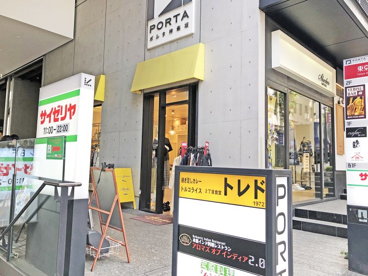 お店はビルの奥に続く広い通路を通った先。