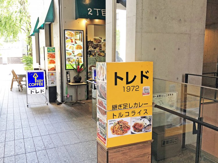 看板をたどって店の前へ。裏手の小栗通り側にも入り口がある。