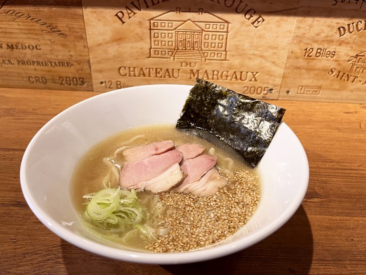 テールスープのラーメン900円。しっかりコクがあるテールスープに、平太ちぢれ麺がよく絡む。