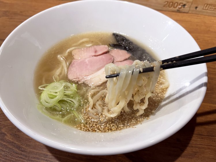 スッキリとした口当たりだがしっかりコクがあるテールスープに、平太ちぢれ麺がよく絡む！