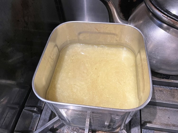 ３日間かけて作るテールスープ。寸胴で1日中炊き、2日目に白濁させて3日目には濾して使う。写真は3日目のもの。