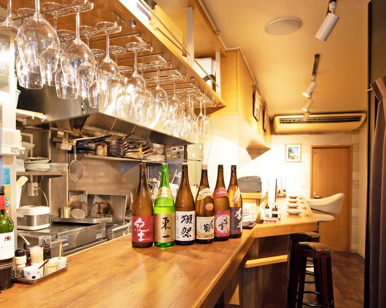 1階はバースタイルのカウンター、2階はグループで楽しめるテーブル席。