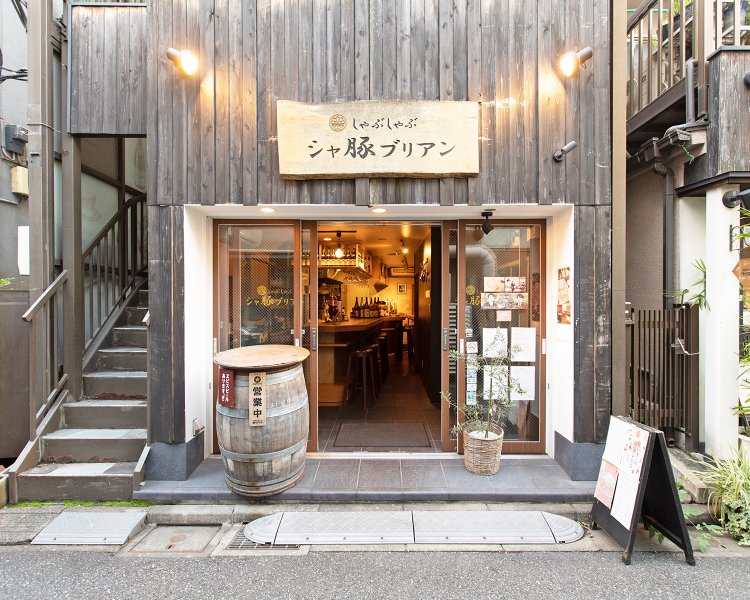 木の温もりを感じる店舗。入り口にある大きな木の樽が目印。