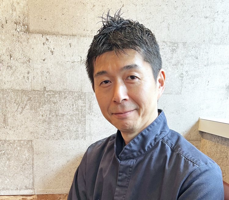 凄腕シェフ・宮野長司さん。引き締まった体は、日々、水泳でトレーニングをしている賜物だ。