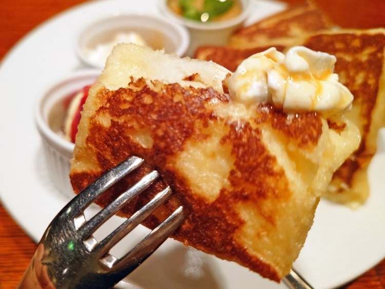 生クリームにキャラメルがかかった甘めのソースでまずひと口。