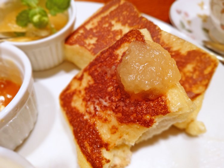 甘いソースの後には、爽やかな酸味のシナモンアップル。いろんな味が楽しめてお得なセットだ。