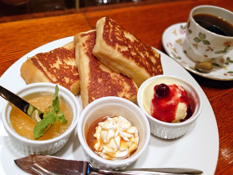 フレンチトーストミックス950円とサイフォンで淹れたブレンドコーヒー540円。