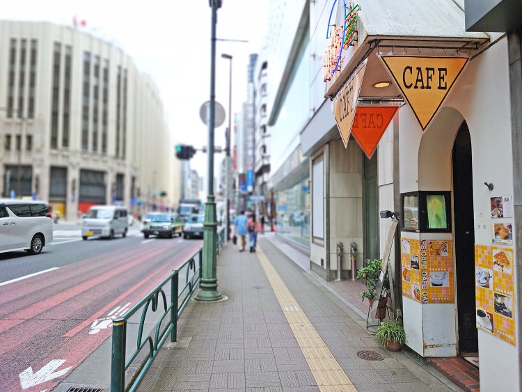 新宿三丁目駅A1出口より徒歩1分。伊勢丹の斜向かい。
