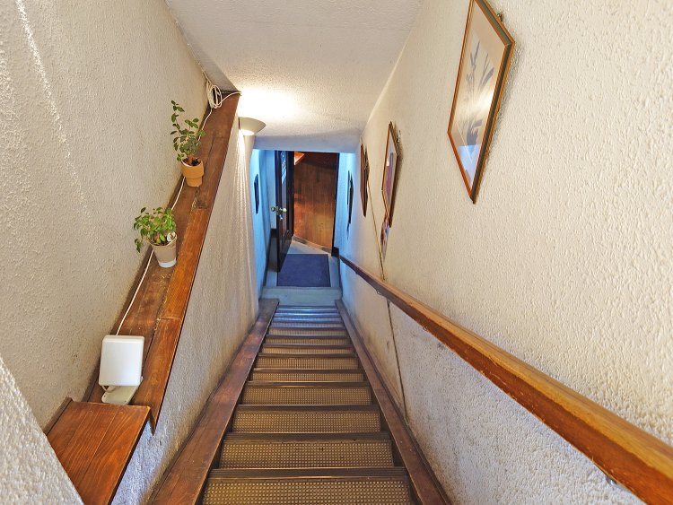 階段を下りて、ビルの地下1階がカフェ。