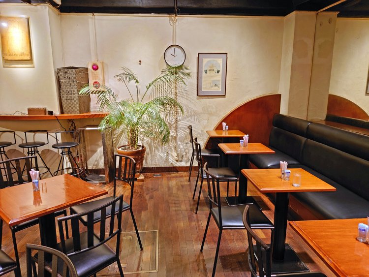 ビルの地下1階。テーブル40席カウンター6席で計46席。