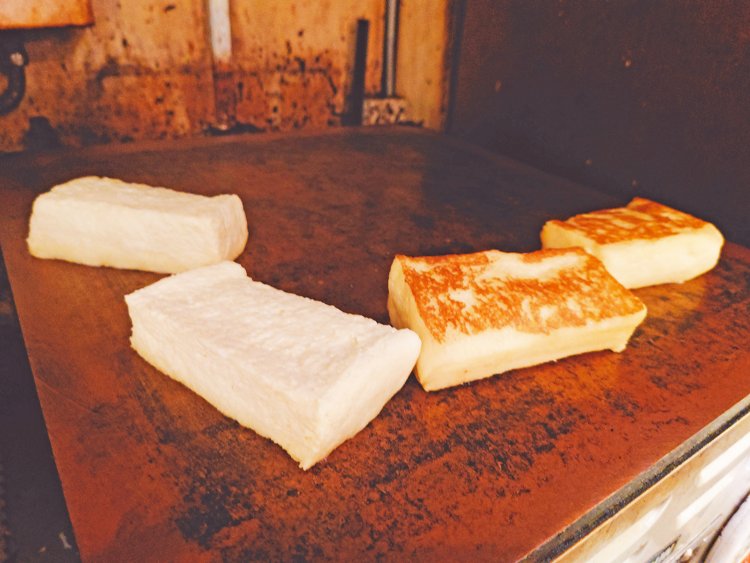 アパレイユ（卵液）に漬け込んだパンに焼き目がついたら裏返し。銅板の上で両面こんがり焼く。