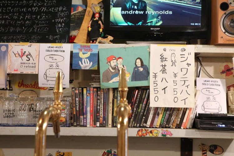 カウンター越しの棚にはアメリカンなイラストや、映画のDVDがずらりと並んでいる。