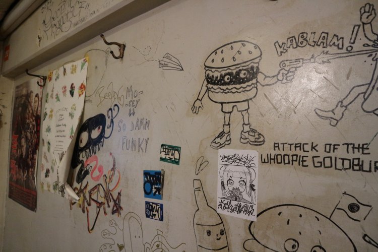 店の壁には手書きのイラストやステッカーも無造作に。