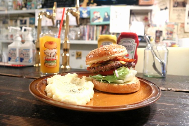 ケビンベーコン（十勝産スモークベーコン）1560円を注文。平日ランチタイムのドリンクセット（＋220円）でマンゴージュースも追加。