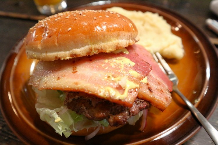 大ぶりのベーコンが2枚も入っていて、それだけで幸せな気持ちになる。