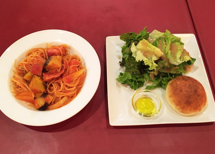 ベーコン・丸茄子・新玉葱のトマトソース1050円。自家製パンとサラダ付き。