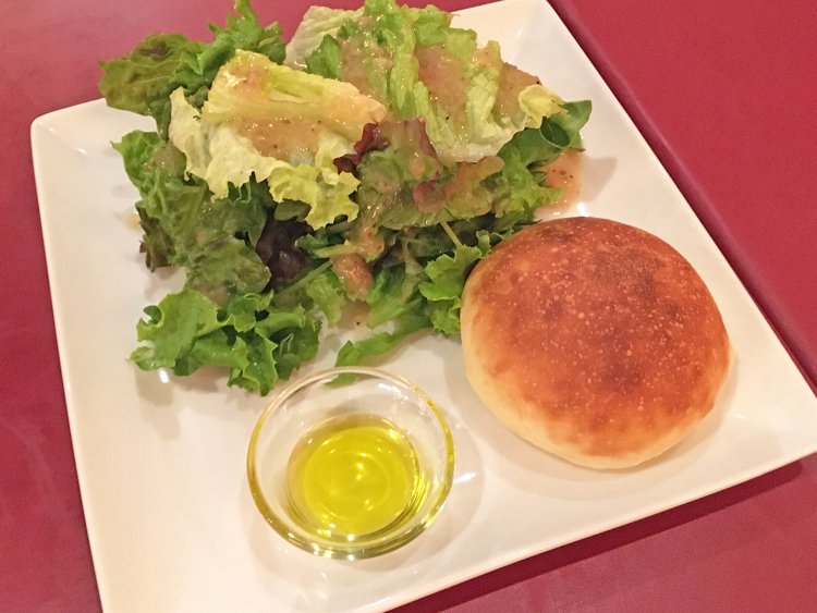 パンは味わいと食感を楽しむためにエクストラバージンオリーブオイルでいただく。