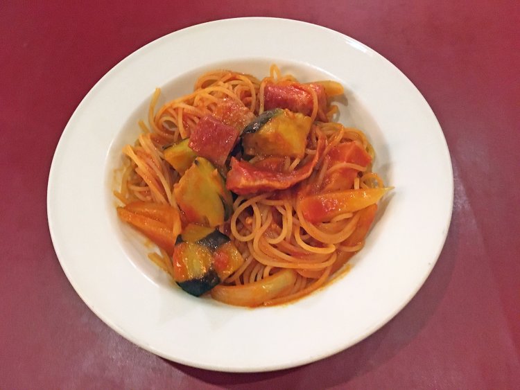 ベーコン・丸茄子・新玉葱のトマトソース。自家製パンとサラダ付きで1050円。