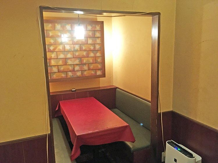 店の奥には半個室タイプのテーブル席。隠れ家的な気分だ。