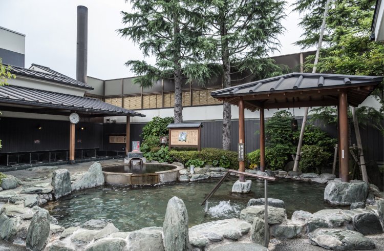 広々としていて開放感のある源泉の湯。