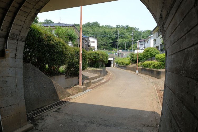 赤堀トンネルを出た。左へカーブする姿は鉄道の跡の雰囲気が濃厚に漂う。この辺りの谷戸も住宅地となっている。