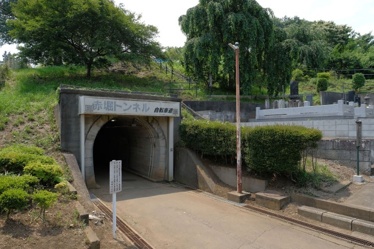 振り返って赤堀トンネルの出口。坑門の上にどんと構える一本桜は良きアクセント。ここが現役だったら、さぞかし良い撮影ポイントとなったはず。