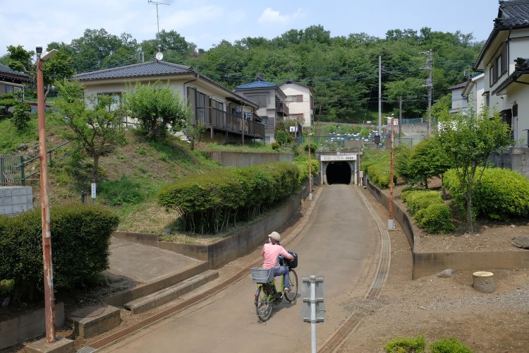 御岳トンネル側をみる。この緩いカーブがいい。自転車が軽便鉄道の車両に見えてきそう……。