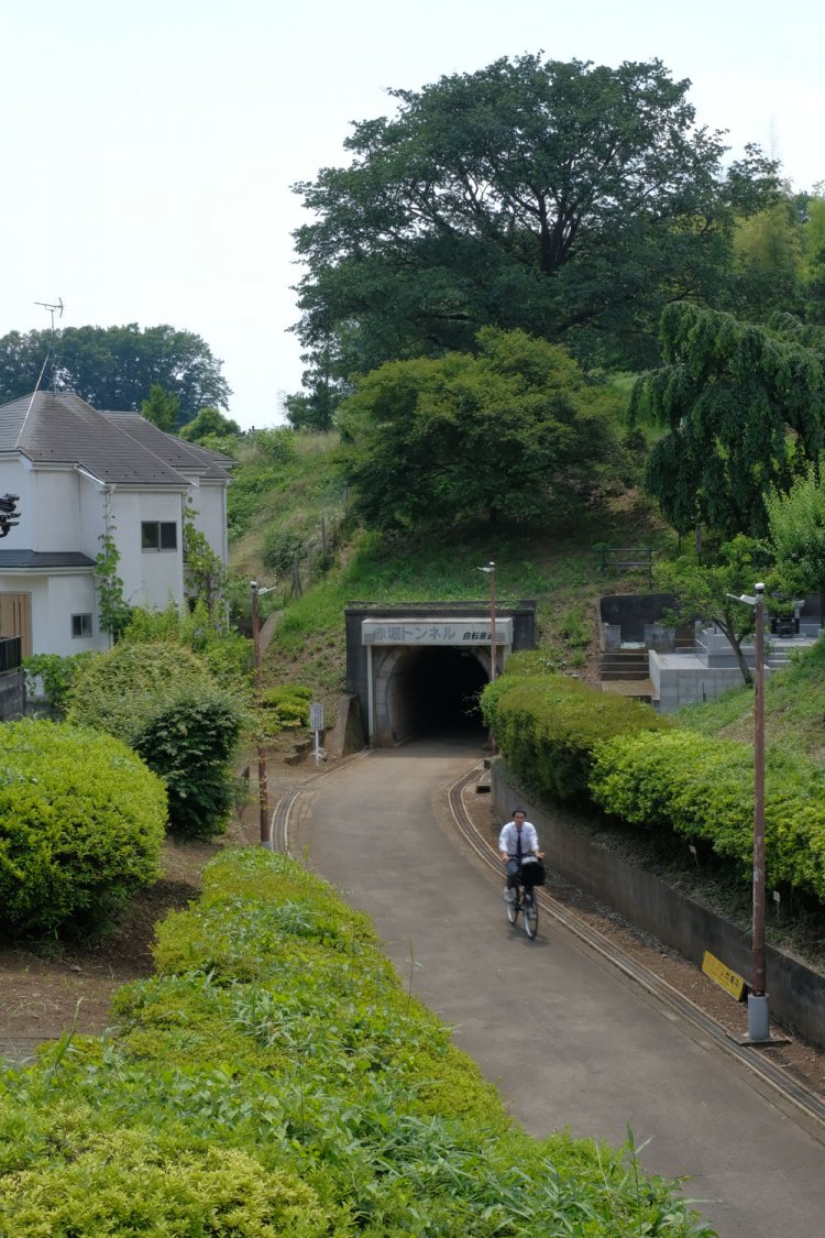 ああ、機関車がやってきた。自転車が列車に見えてくる。暑いと幻影が……。