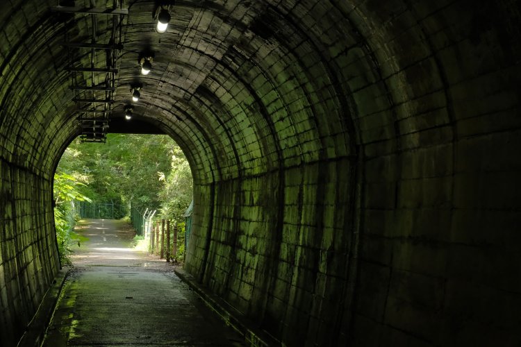 御岳トンネルの出口。いままでの二箇所とは異なり、まばゆい緑が出迎えてくれる。はたしてあの先には何があるのだろう。