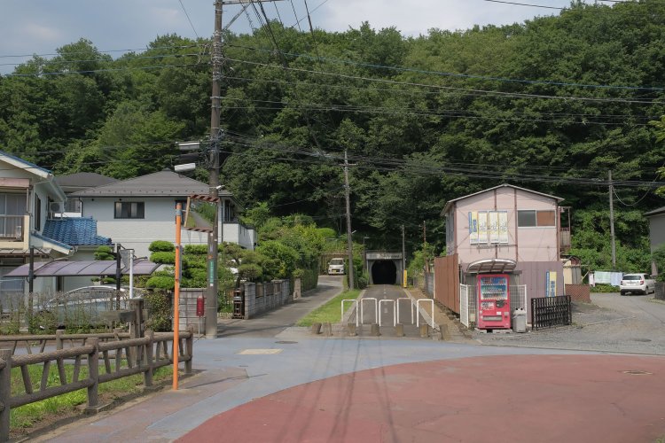 ４本目の赤坂トンネル。このトンネルを潜った先は……。