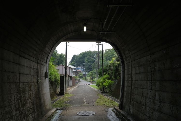 赤坂トンネルへ潜って振り返る。こういうとき、よく振り返ってはいけないという怖い話を思い出すんですよ。とくにトンネルの中とか。あ、振り返ってしまった。あんなに晴れていたのに……陰ってきてしまった。