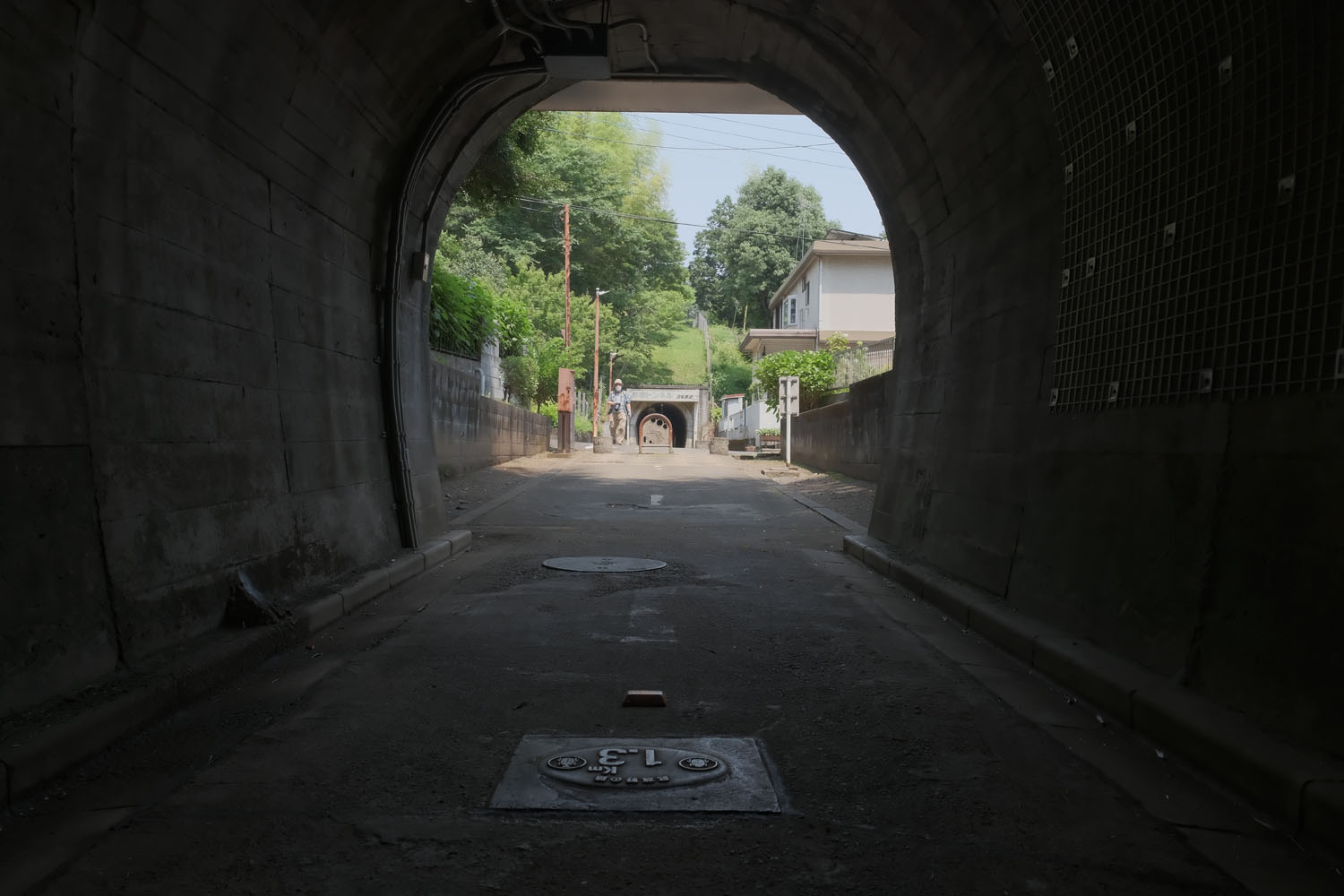 横田トンネルの出口。その先は赤堀トンネルが口を開けている。谷戸地形の谷間部分にあたる。