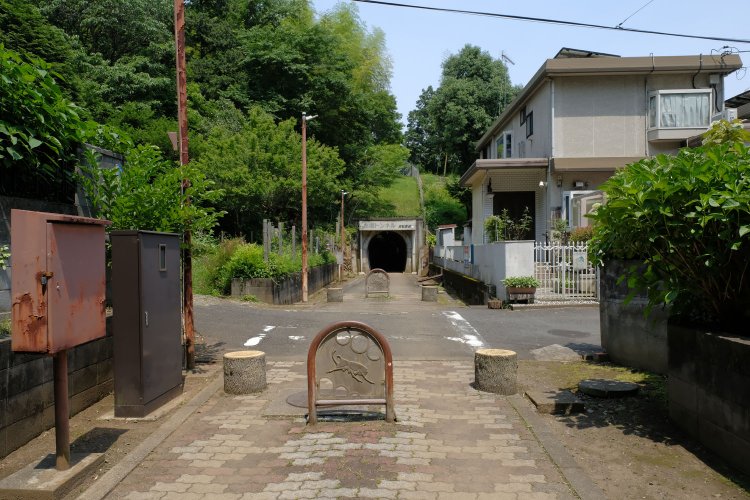 赤堀トンネルへ至るまでに生活道路が横切る。踏切ということにして雰囲気を味わいながら先へ進もう。