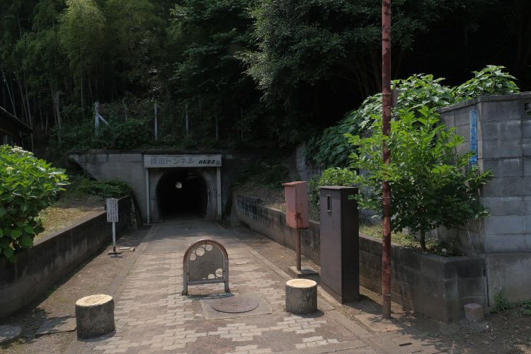 赤堀トンネルの入り口。かたわらが普通に住宅で、そのミスマッチ感が違和感あって好きだ。